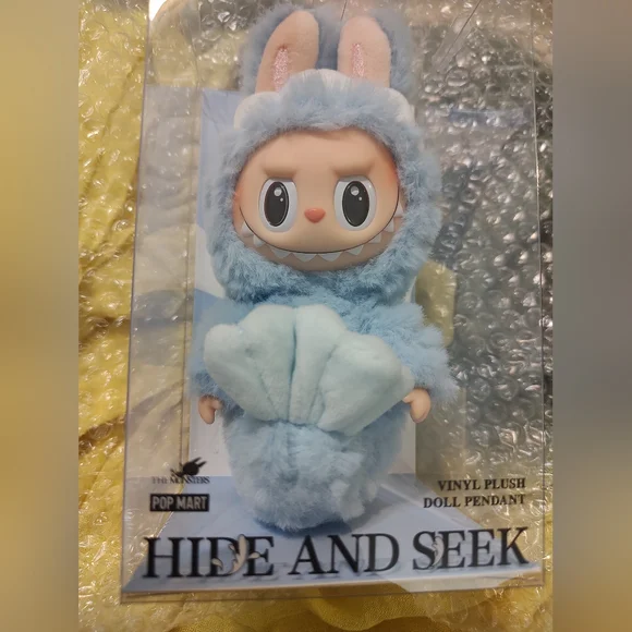 HIDE AND SEEK Vinyl Doll Pendant Push Toy White tag Singapore 18cm NEW